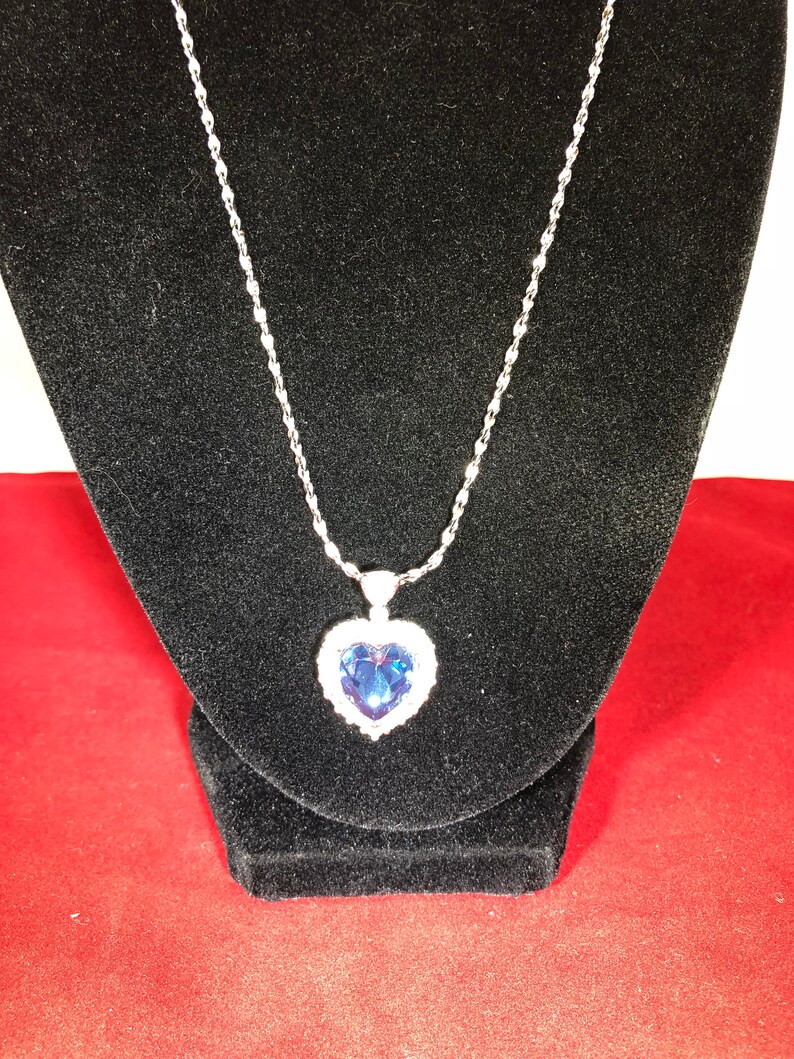 Vintage-Necklace-Heart-Rhinestones-Silver-Chain-Blue-Jewelry-Accessories