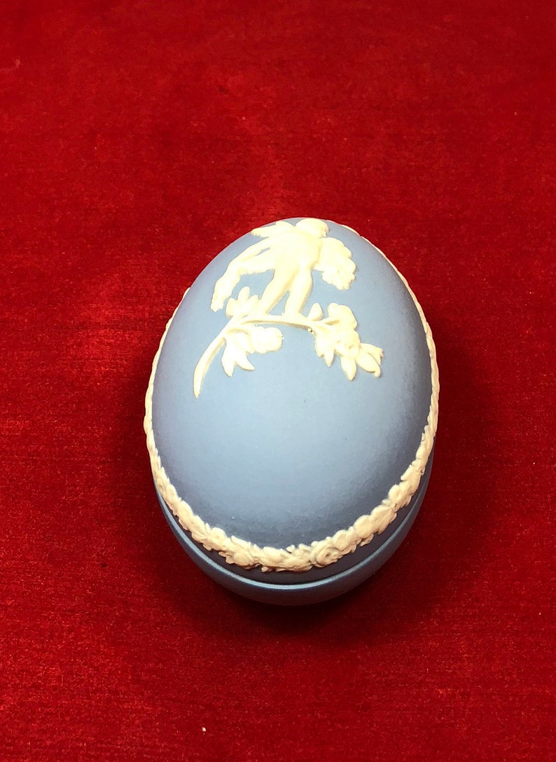 Vintage-Wedgwood-Blue-White-Jasperware-Egg-Trinket Dish-Lid-England-Home Decor-Angel-Cherub