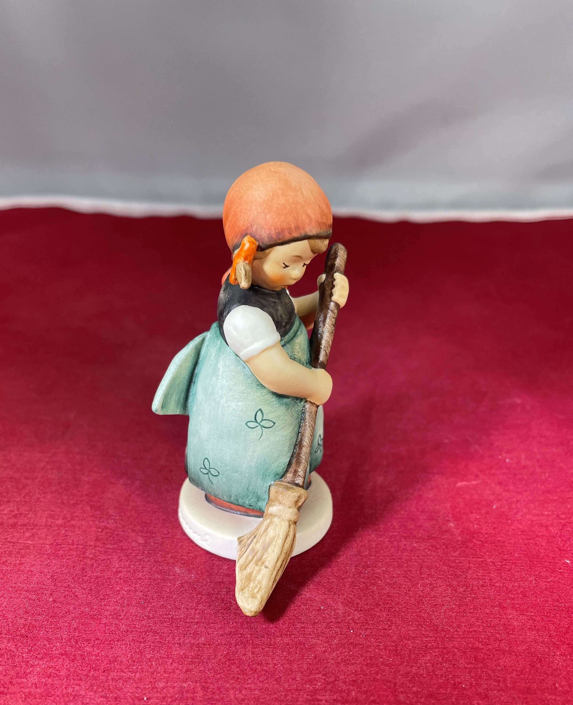 Vintage-figurine-hummel-girl-sweeping-little Sweeper-1986-germany