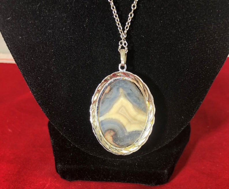Vintage-Necklace-Pendant-Silver-Gray-Oval-White-Brown-Jewelry-Accessories