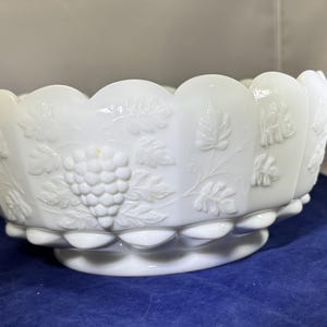 Vintage-Bowl-Westmoreland-White-Milk Glass-Home Decor-Leaves-Grapes
