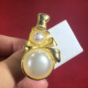 Vintage-Brooch-Pin-Snowman-Faux Pearls-Gold-Hat-Ribbon-Jewelry-Accessories