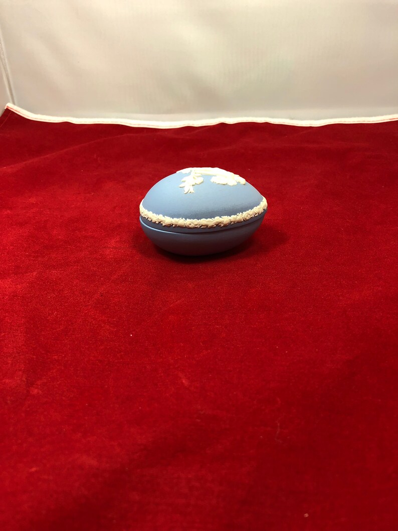 Vintage-Wedgwood-Blue-White-Jasperware-Egg-Trinket Dish-Lid-England-Home Decor-Angel-Cherub