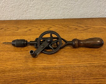 Vintage-handboor-gereedschap-primitief decor