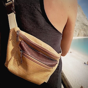 Kork Bauchtasche "JUNTOS"  - #gürteltasche #bag #kork #tasche #vegan #nachhaltig #shoulder #stylisch #natur #nature #wood #reisen #unisex