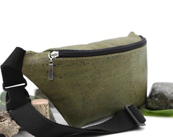 Cork belly bag "OLIVE" - #gürteltasche #bag #kork #tasche #vegan #nachhaltig #shoulder #stylisch #natur #nature #wood #reisen #unisex