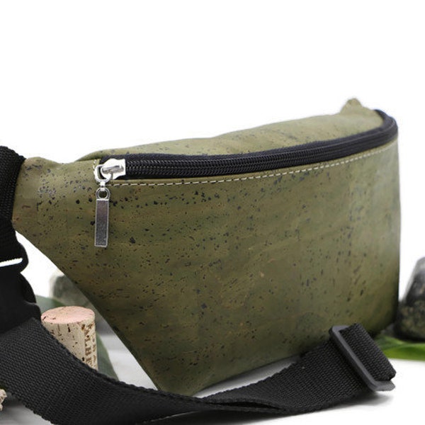 Cork belly bag "OLIVE" - #gürteltasche #bag #kork #tasche #vegan #nachhaltig #shoulder #stylisch #natur #nature #wood #reisen #unisex