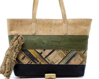 Puede incluir: Un bolso tote grande hecho de corcho con un diseño de rayas multicolores. El bolso tiene dos asas largas y una pieza de corcho unida a la parte inferior.