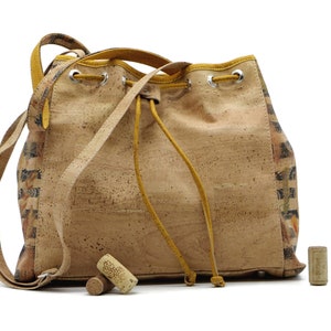 Bolso de corcho "LORENA" - #bolso de corcho #vegano #sostenible #bolso de hombro #naturaleza #madera #corcho #plumas