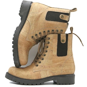 Peut inclure: Une paire de bottines en liège et cuir noir à lacets. Les bottes ont une tige en liège brun et une semelle en caoutchouc noir.
