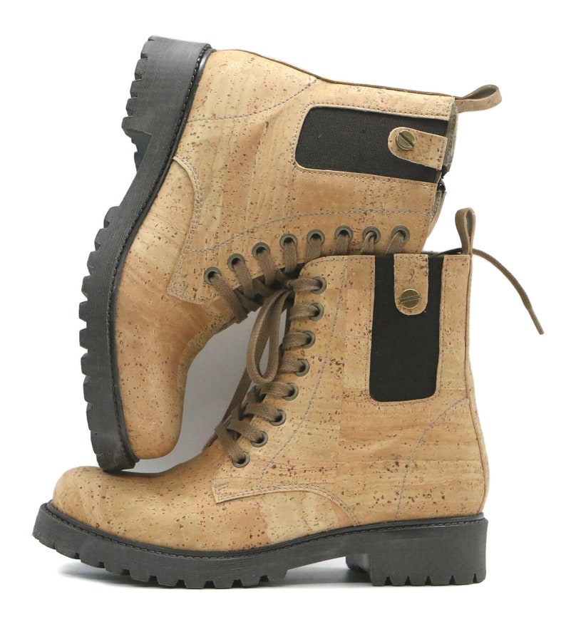 Veganer Korkstiefel aus echtem portugiesischem Korkleder. wasserabweisend zugleich atmungsaktiv.