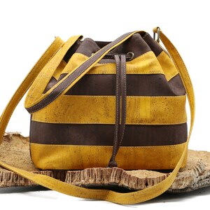Bolso de corcho "ABELHA" - #bolso de corcho #vegano #sostenible #bolso de hombro #naturaleza #madera #corcho #plumas