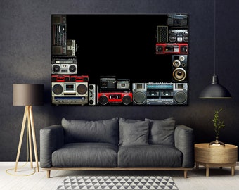 Puede incluir: Una foto en blanco y negro de una pared con una colección de reproductores de casetes y boomboxes vintage dispuestos en un patrón geométrico. Los reproductores son de diferentes tamaños y formas, y algunos tienen acentos coloridos.