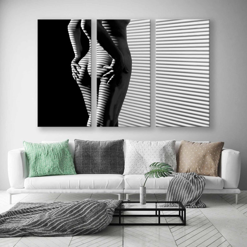 Puede incluir: Una impresi&oacute;n tr&iacute;ptica en blanco y negro que presenta una figura desnuda de pie frente a una ventana con persianas. La figura est&aacute; posicionada a la izquierda de la imagen, con las persianas llenando el lado derecho de la imagen.