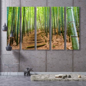 Puede incluir: Una impresi&oacute;n en lienzo de cinco paneles que representa un camino a trav&eacute;s de un exuberante bosque de bamb&uacute; verde. El camino conduce a un claro en la distancia, con la luz del sol filtr&aacute;ndose a trav&eacute;s de las hojas.