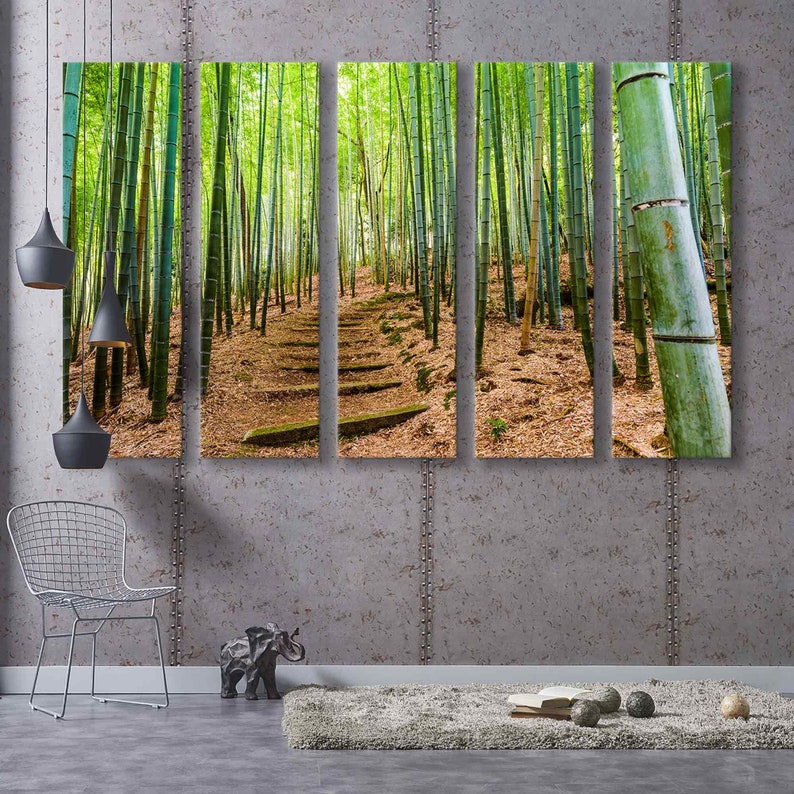 Puede incluir: Una impresi&oacute;n en lienzo de cinco paneles que representa un camino a trav&eacute;s de un exuberante bosque de bamb&uacute; verde. El camino conduce a un claro en la distancia, con la luz del sol filtr&aacute;ndose a trav&eacute;s de las hojas.