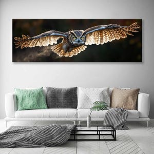Stampa su tela con gufo in volo da vicino - Decorazione murale ornitologica - Poster naturale - Opera d'arte orizzontale lunga