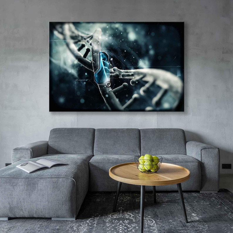 Puede incluir: Impresi&oacute;n de arte abstracto con un dise&ntilde;o de cadena de ADN azul y blanco. La impresi&oacute;n est&aacute; enmarcada y colgada en una pared gris sobre un sof&aacute; seccional gris.