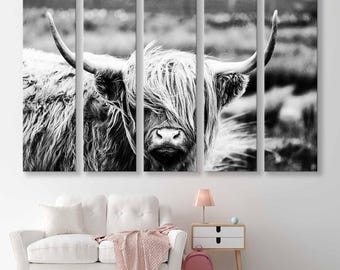 Könnte beinhalten: Schwarz-Weiß-Wandkunst mit einer Highland-Kuh. Das Kunstwerk ist in fünf Paneele aufgeteilt und zeigt das zottelige Fell, die Hörner und das Gesicht der Kuh. Der Hintergrund ist verschwommen, wodurch die Merkmale des Tieres hervorgehoben werden.