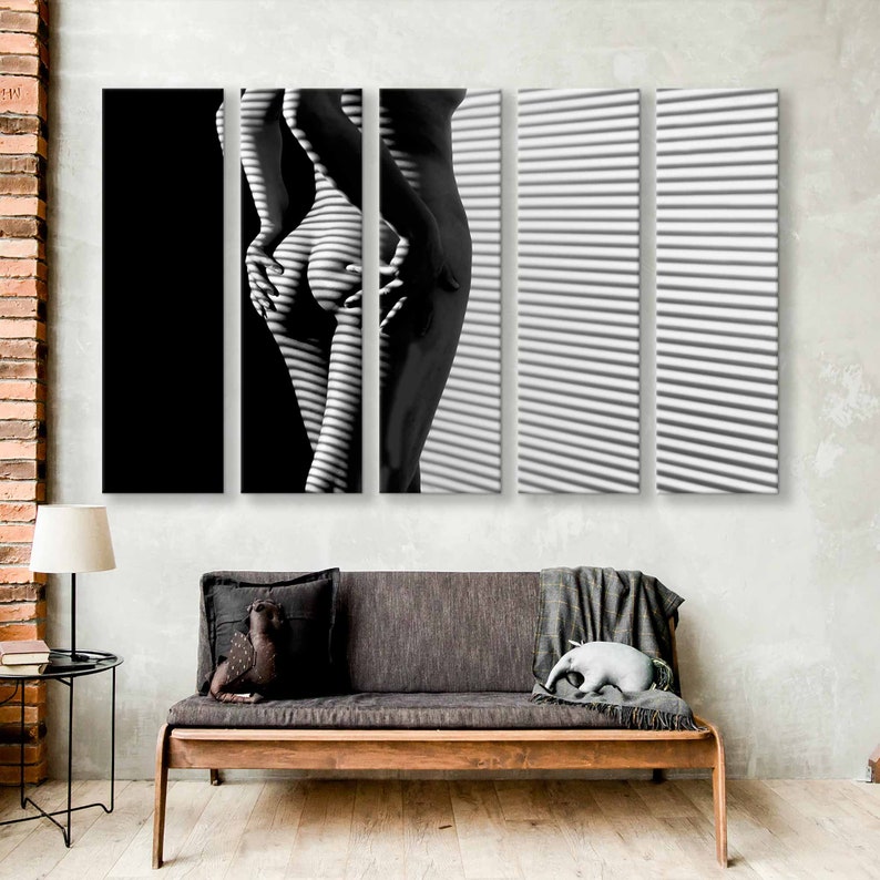 Puede incluir: Fotograf&iacute;a en blanco y negro de un cuerpo humano en sombra y luz, con un patr&oacute;n a rayas superpuesto sobre el cuerpo.