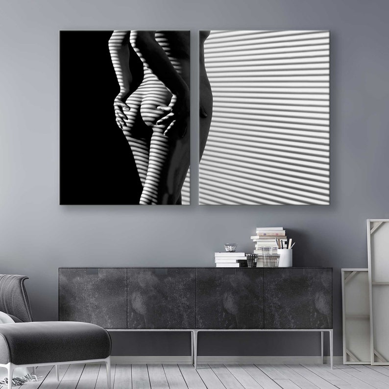 Puede incluir: Una fotograf&iacute;a en blanco y negro de una persona de pie frente a una ventana con persianas. La persona est&aacute; de espaldas a la c&aacute;mara y su cuerpo est&aacute; parcialmente oculto por las persianas.