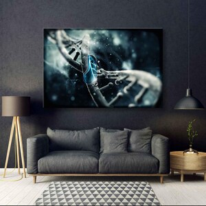 Puede incluir: Impresi&oacute;n digital abstracta con una cadena de ADN azul y blanca sobre un fondo azul oscuro con motas blancas.