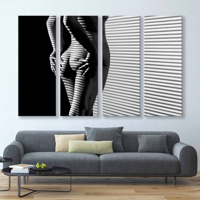 Puede incluir: Una fotograf&iacute;a en blanco y negro de una persona de pie frente a una ventana con persianas. La persona est&aacute; de espaldas a la c&aacute;mara y su cuerpo est&aacute; iluminado por la luz que entra a trav&eacute;s de las persianas.