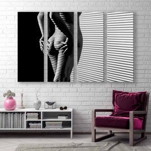 Puede incluir: Una fotograf&iacute;a en blanco y negro de una persona de pie frente a una ventana con persianas. El cuerpo de la persona est&aacute; parcialmente oscurecido por las persianas, creando un patr&oacute;n de rayas en su piel.