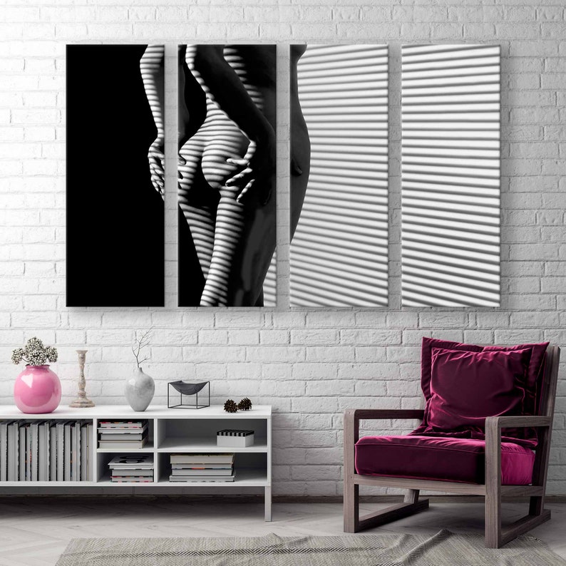 Puede incluir: Una fotograf&iacute;a en blanco y negro de una persona de pie frente a una ventana con persianas. El cuerpo de la persona est&aacute; parcialmente oscurecido por las persianas, creando un patr&oacute;n de rayas en su piel.
