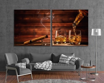 Puede incluir: Dos vasos de whisky de color ámbar con cubitos de hielo sobre una superficie de madera. Una botella de whisky se vierte en uno de los vasos. Un cigarro marrón con humo que sale de él está sobre la superficie.