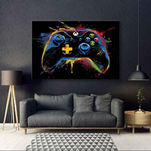 Op de afbeelding: Een kleurrijk abstract schilderij van een videogamecontroller op een zwarte achtergrond. De controller is geschilderd in tinten blauw, rood, geel en groen. De achtergrond is bespat met verf.