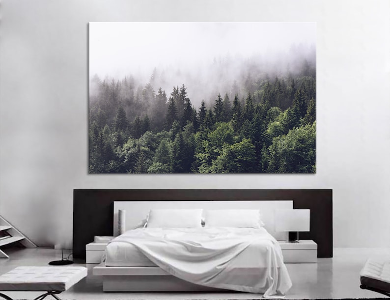 Puede incluir: Una escena de bosque brumoso con altos &aacute;rboles de hoja perenne en tonos de verde. La niebla crea una atm&oacute;sfera suave y et&eacute;rea.