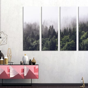 Puede incluir: Un conjunto de cuatro impresiones enmarcadas que representan una escena de bosque brumoso. Las impresiones est&aacute;n dispuestas en una fila horizontal en una pared blanca. El bosque es de color verde oscuro y la niebla es de color gris claro. Las impresiones est&aacute;n enmarcadas en un marco negro simple.
