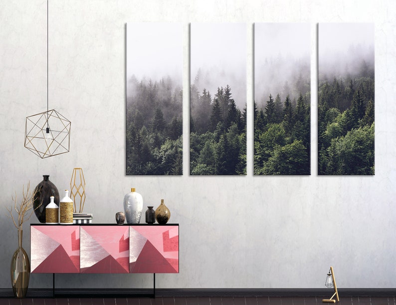 Puede incluir: Un conjunto de cuatro impresiones enmarcadas que representan una escena de bosque brumoso. Las impresiones est&aacute;n dispuestas en una fila horizontal en una pared blanca. El bosque es de color verde oscuro y la niebla es de color gris claro. Las impresiones est&aacute;n enmarcadas en un marco negro simple.