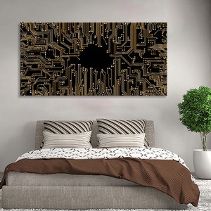 Könnte beinhalten: Ein modernes Schlafzimmer-Interieur mit einem großen Leinwanddruck eines goldenen Schaltkreisdesigns auf schwarzem Hintergrund. Das Bett hat eine braune Bettdecke und gemusterte Kissen.