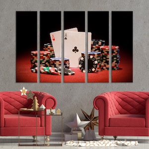 Mesa de juego roja con fichas y cartas impresas en lienzo