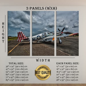 Puede incluir: Una impresi&oacute;n en lienzo de tres paneles que presenta un avi&oacute;n militar vintage, un P-51 Mustang, en una pista. El avi&oacute;n est&aacute; pintado en un esquema de color plateado y gris con marcas rojas, blancas y azules. El fondo muestra un cielo nublado. La imagen est&aacute; etiquetada con "3 Paneles (AnxAl)" e incluye las dimensiones del tama&ntilde;o total y de cada panel en pulgadas y cent&iacute;metros.