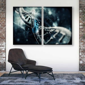 Puede incluir: Una impresi&oacute;n en lienzo dividida en dos partes que presenta un primer plano de una estructura de doble h&eacute;lice de ADN. La imagen se representa en un esquema de color azul oscuro y gris con un efecto de brillo azul.