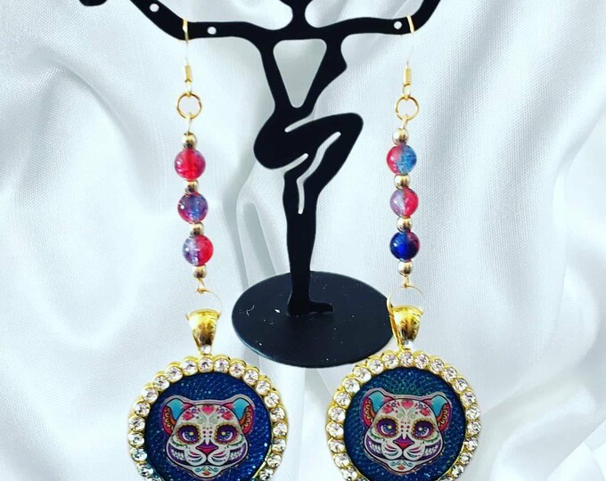 Sugarskull cat with goldplated bezel.