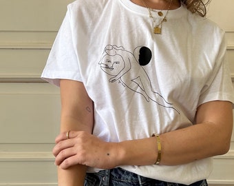 T-shirt in cotone Sun Moon Woman, T-shirt d'arte minimalista, T-shirt con illustrazione, T-shirt stampata con disegno figurativo, Serigrafia artistica femminile