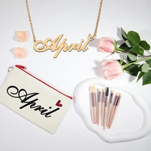Collar con nombre y letra personalizado con bolsa de maquillaje / Collar y bolsa con nombre personalizados / Juego de regalo para dama de honor / Regalos para despedida de soltera para abril