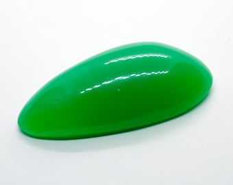 Marlborough Chrysoprase designer cab, apple green weighing 33.15 carats. Free Worldwide Shipping.