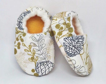Soft Baby Shoes – Pinecones and Berries