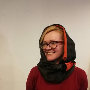 Sciarpa con cappuccio in maglia grigia: cappuccio a righe
