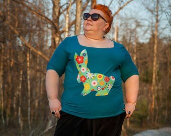 Handgjord blå boho t-shirt: Plus size damtopp med kaninapplikation