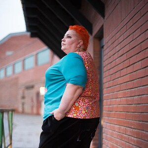 Plus Size T-shirt: Stickad bomullstopp med kaninapplikation bild 3