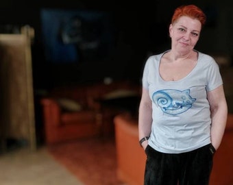 Handgjord katt-T-shirt: Handmålad bärbar konst för kvinnor