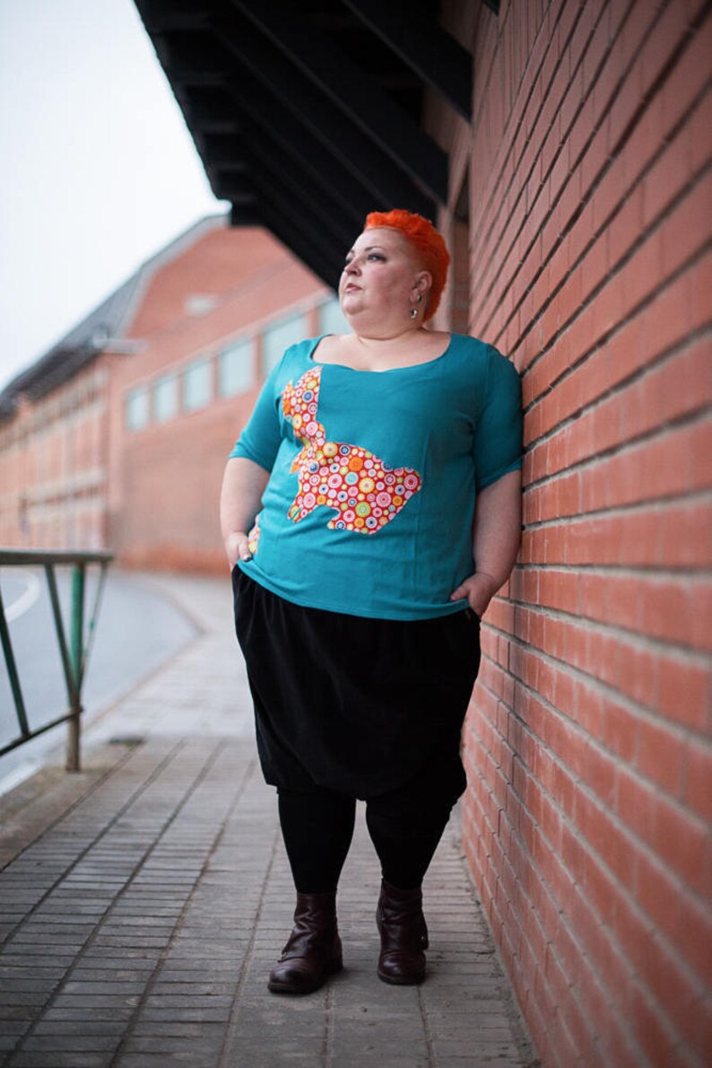 Plus Size T-shirt: Stickad bomullstopp med kaninapplikation bild 1