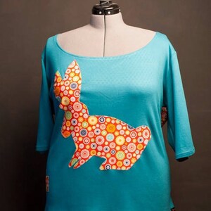 Plus Size T-shirt: Stickad bomullstopp med kaninapplikation bild 6
