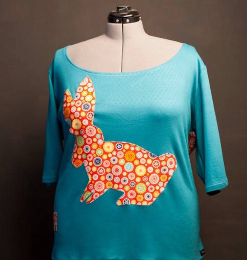 Plus Size T-shirt: Stickad bomullstopp med kaninapplikation bild 6